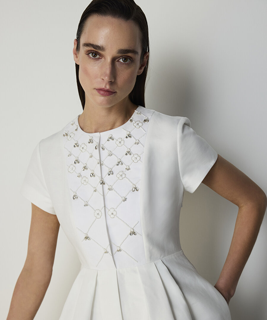 İŞLEMELİ PİLELİ ELBİSE