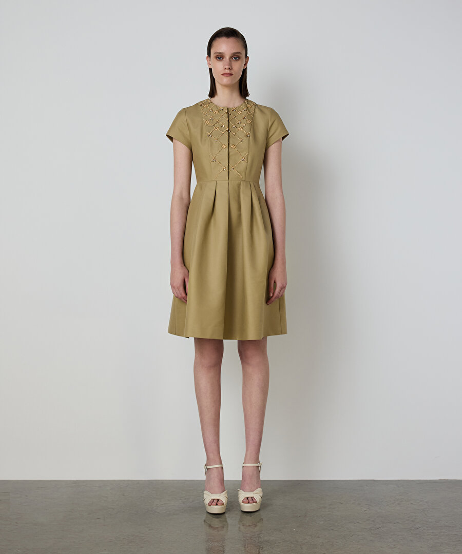 İŞLEMELİ PİLELİ ELBİSE