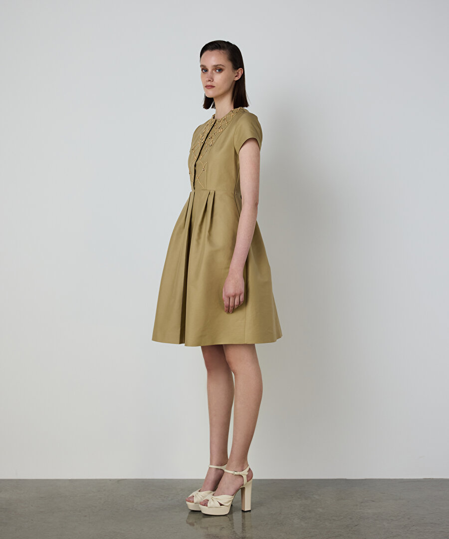 İŞLEMELİ PİLELİ ELBİSE