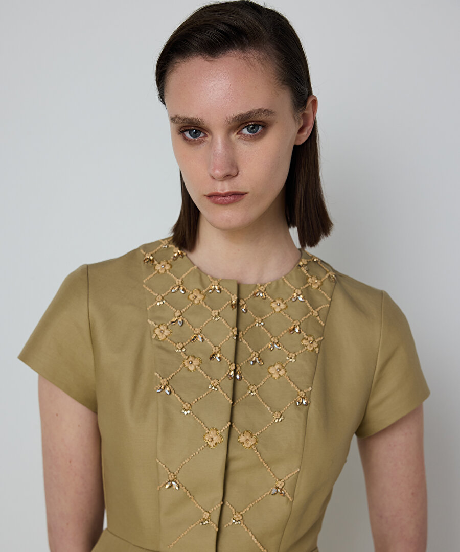 İŞLEMELİ PİLELİ ELBİSE