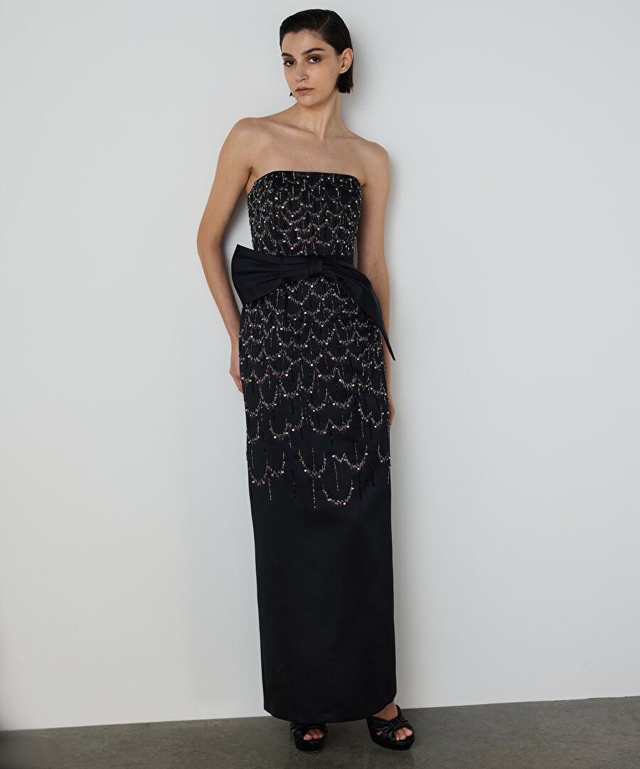 KUŞAKLI VE İŞLEMELİ MAKSİ ELBİSE