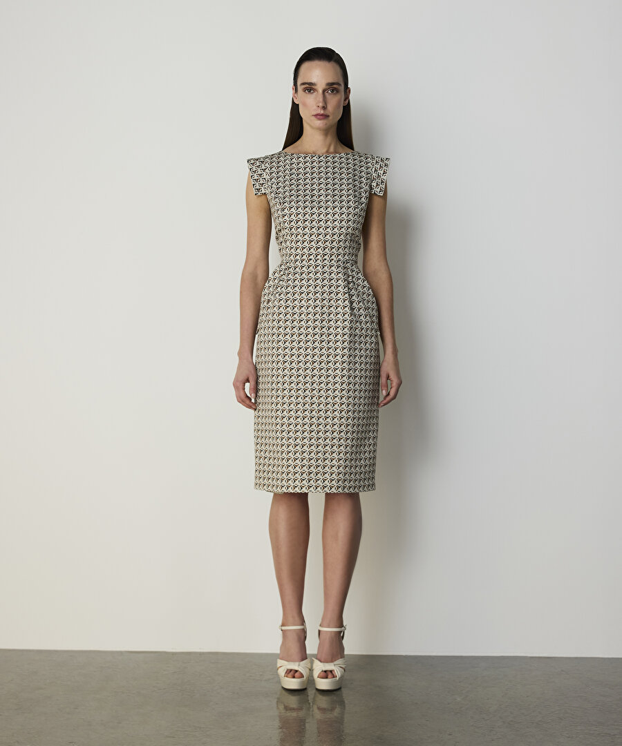 BEL VURGULU DESENLİ ELBİSE