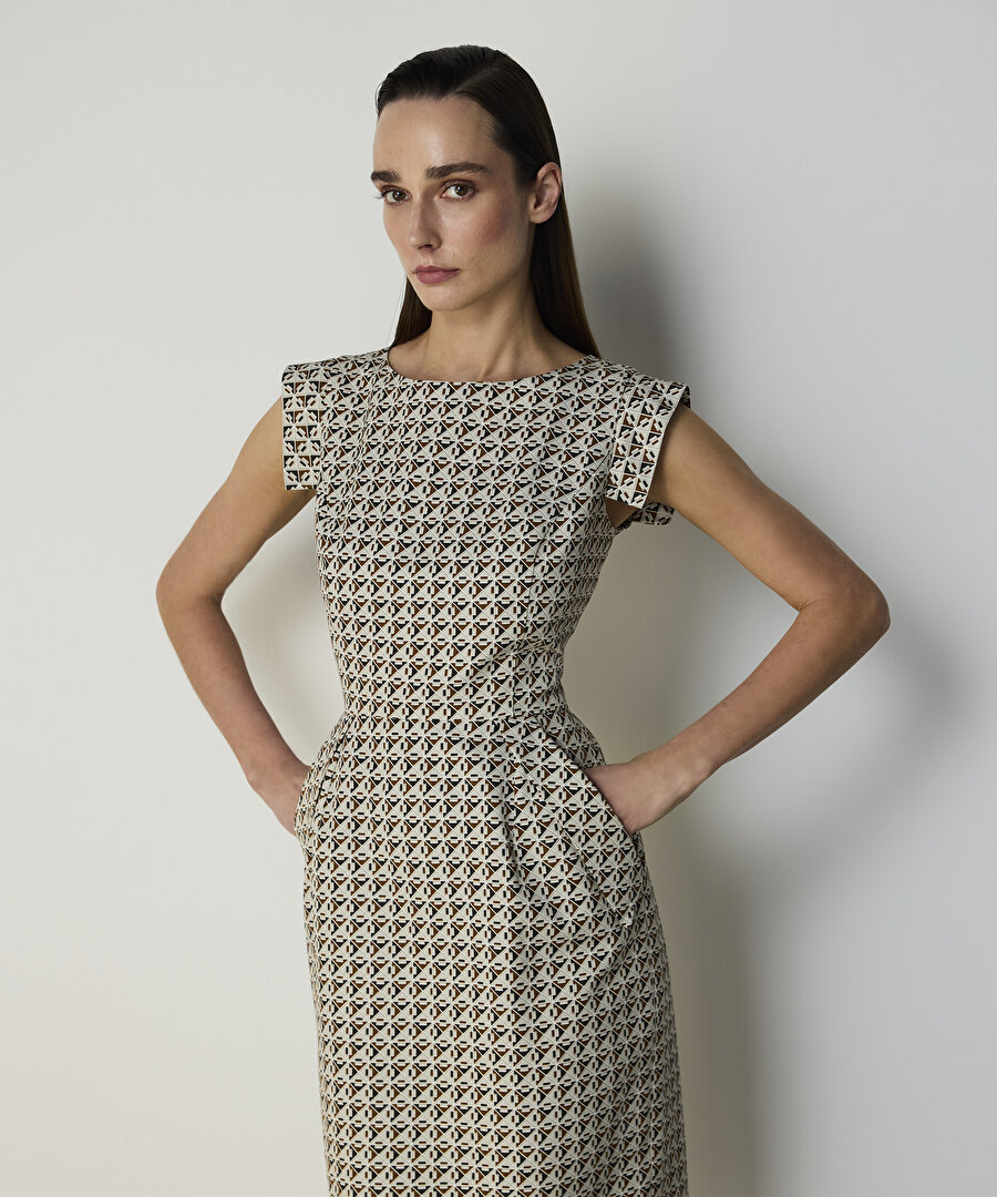 BEL VURGULU DESENLİ ELBİSE