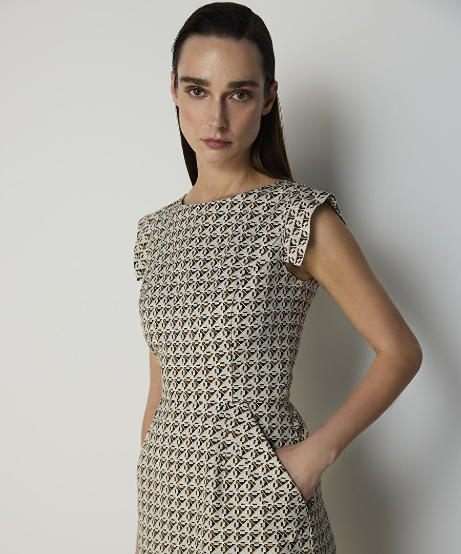 BEL VURGULU DESENLİ ELBİSE