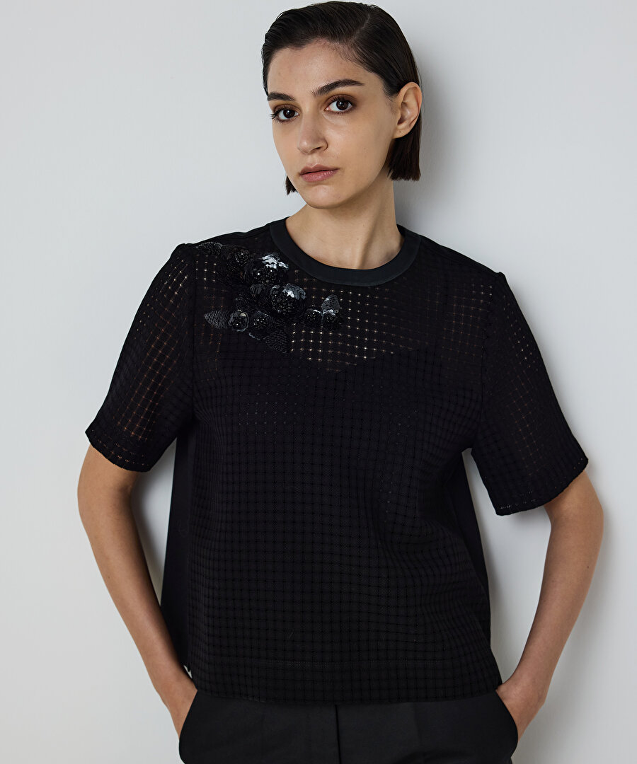 PAYETLİ ÇİÇEK APLİKELİ TİŞÖRT