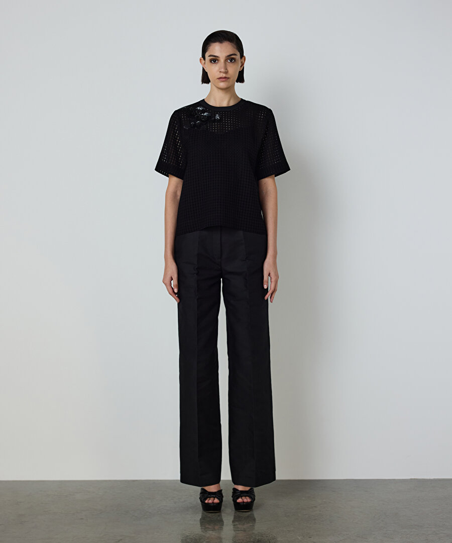 PAYETLİ ÇİÇEK APLİKELİ TİŞÖRT