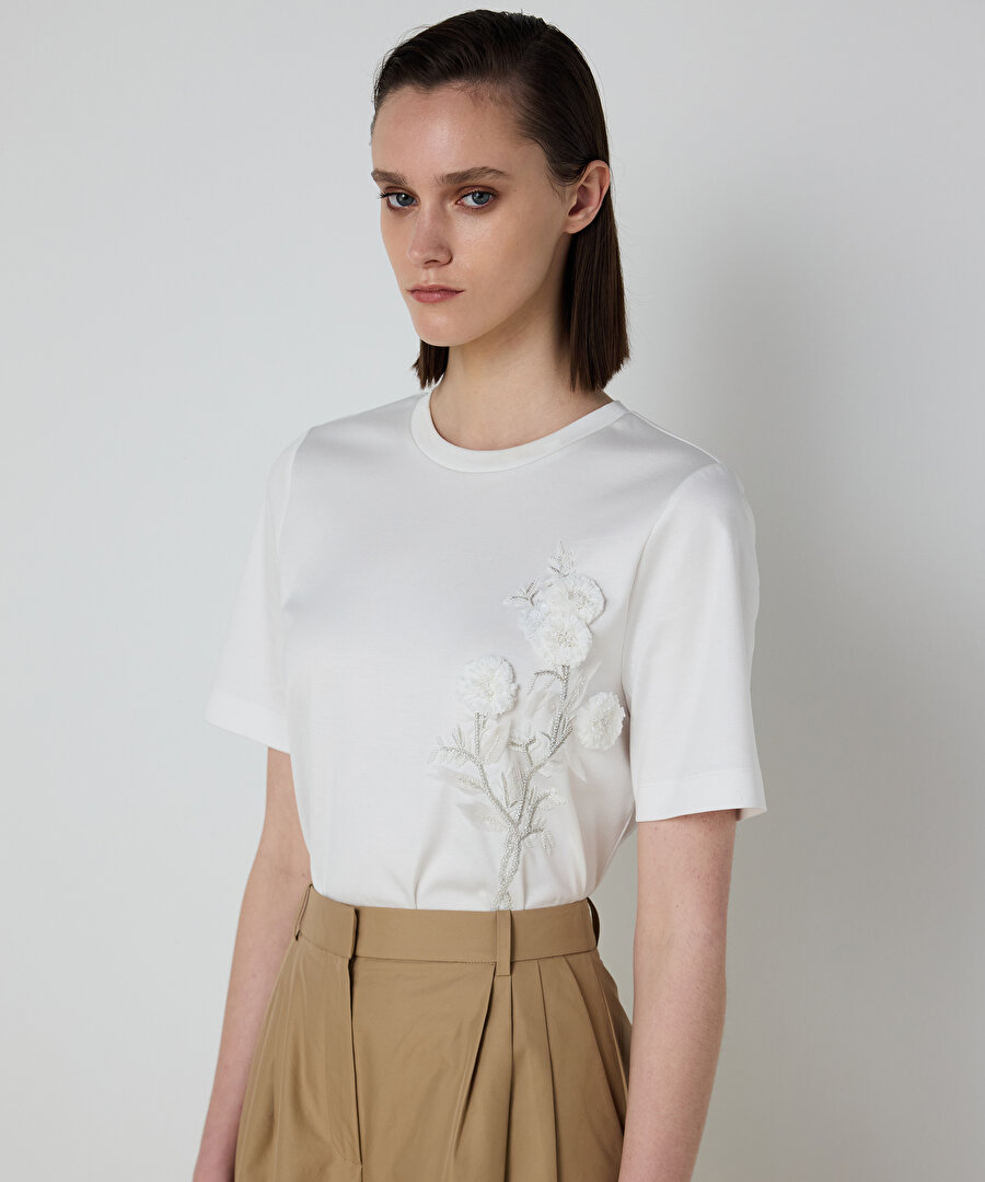 RAFYA ÇİÇEK APLİKELİ TİŞÖRT