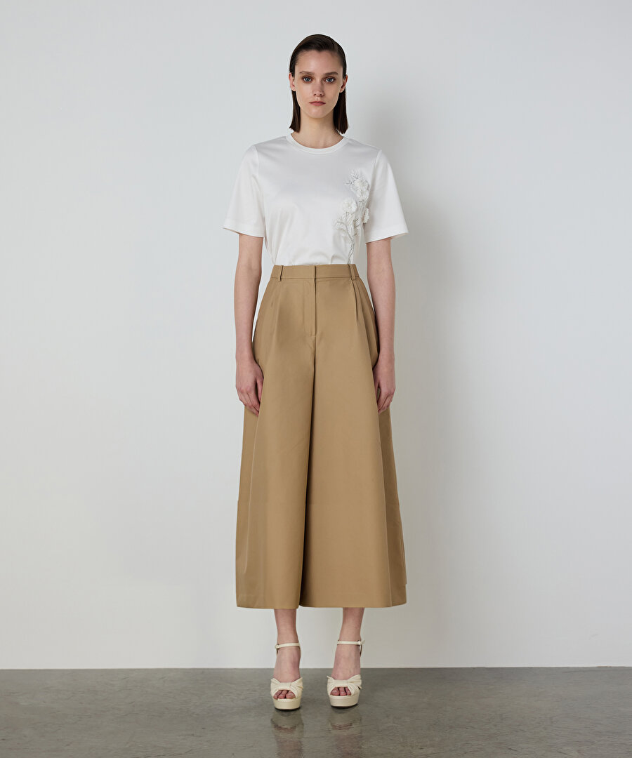 RAFYA ÇİÇEK APLİKELİ TİŞÖRT