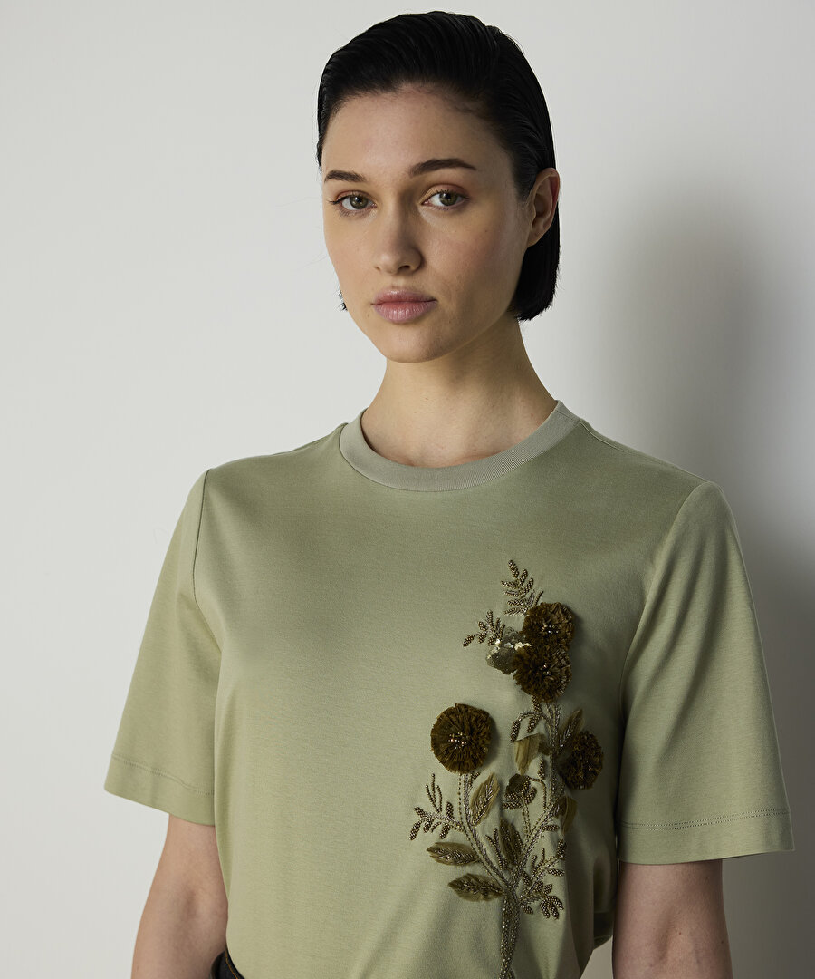 RAFYA ÇİÇEK NAKIŞLI TİŞÖRT